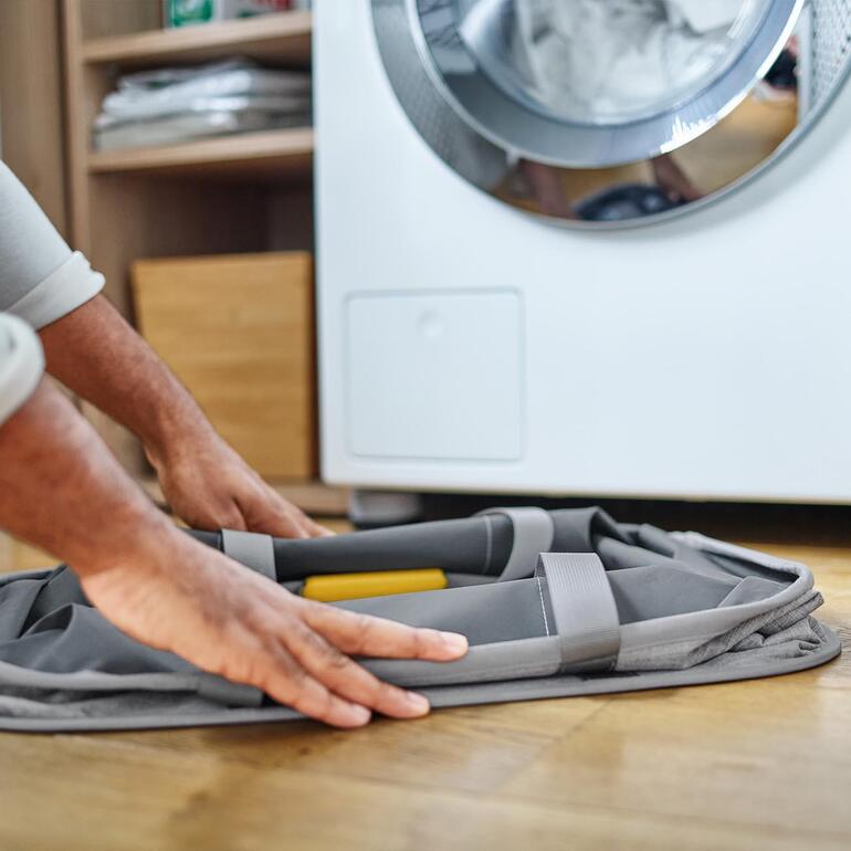 Ce miracle du rangement est repliable pour ne mesurer plus que 2 cm d’épaisseur … Panier à linge pliable est replié et rangé