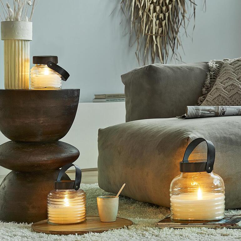 Lanterne solaire sur une table dans le salon