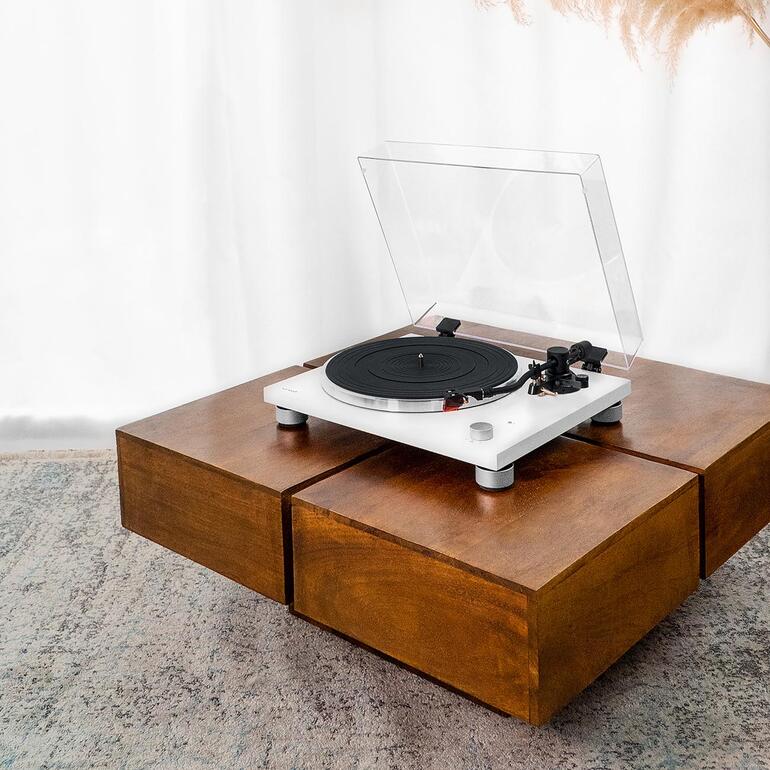 Platines sonoro PLATINUM en blanc sur une étagère en bois