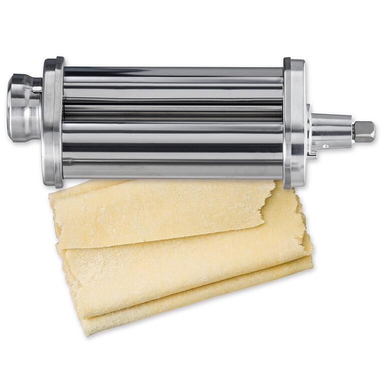 Machine à pâtes avec rouleau et plaque de pâte fraîche sur une table.