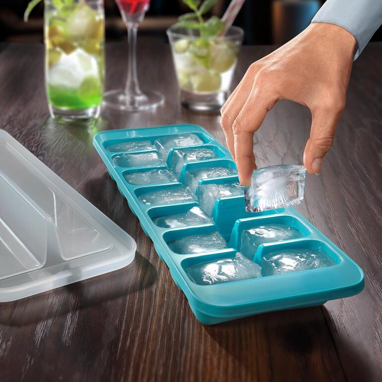 Ensemble de moules à glaçons avec une personne retirant un glaçon du moule.