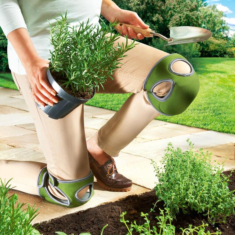 Femme dans le jardin avec des genouillères confortables, en train de planter des herbes.