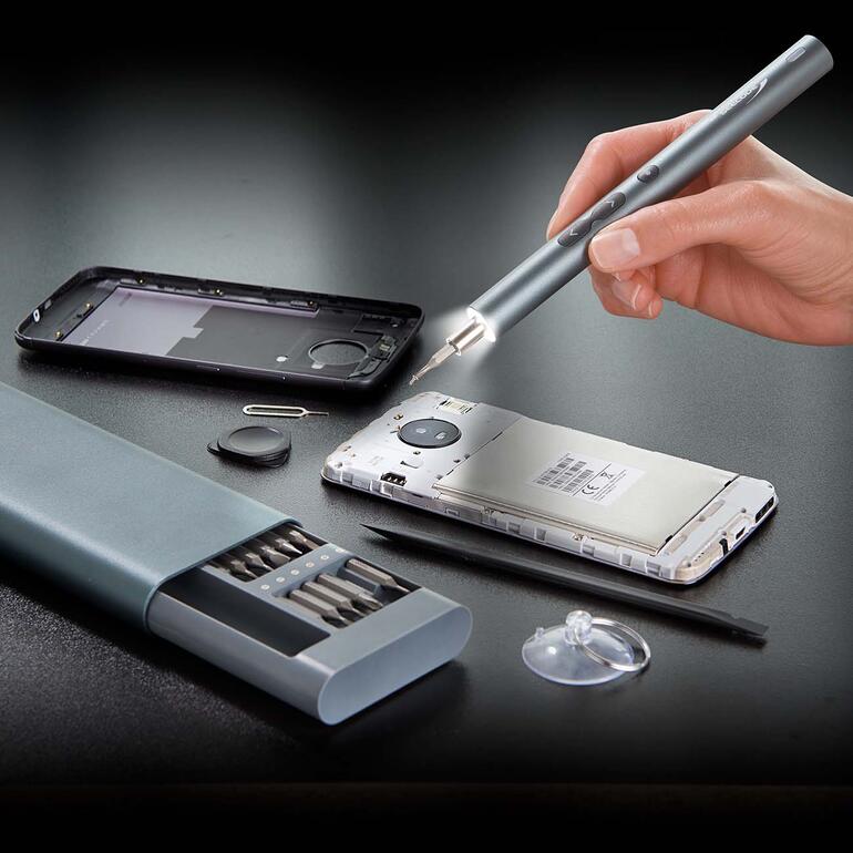 Ensemble de tournevis sans fil, utilisation pour la réparation d'un smartphone.
