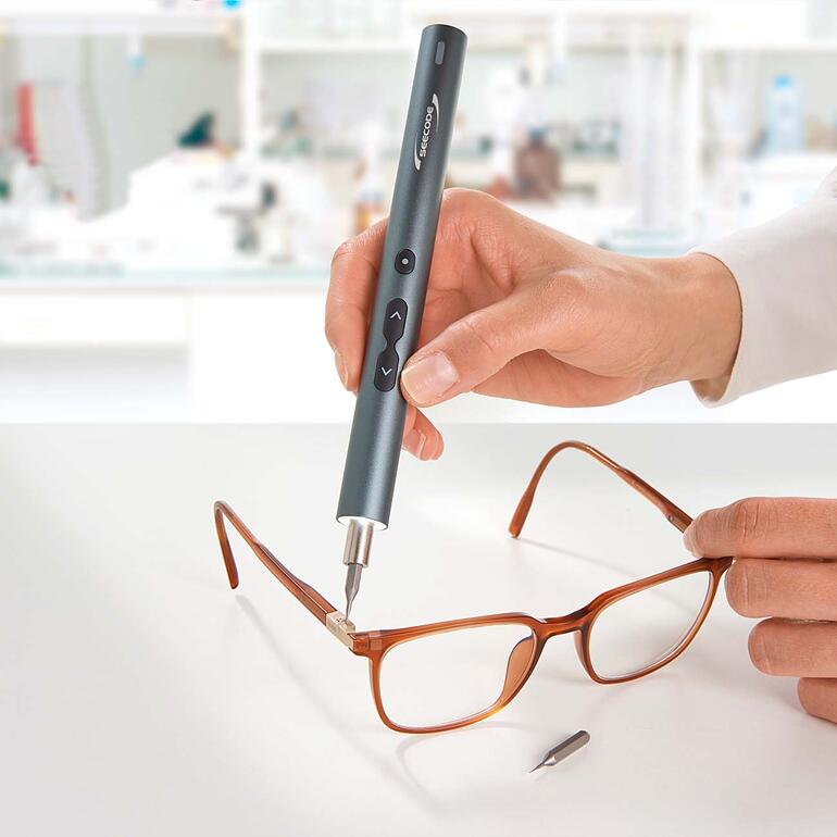 Ensemble de tournevis sans fil, utilisé pour réparer des lunettes.