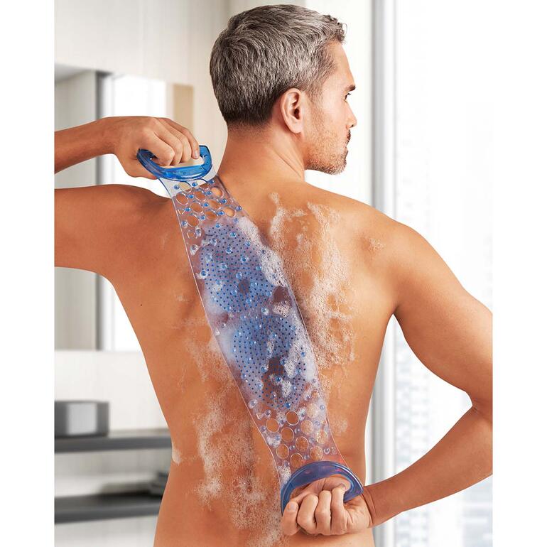 Homme avec un coussin de voyage confortable rose dans un avion.