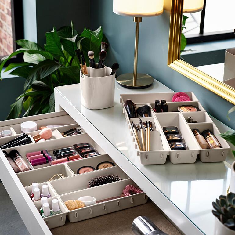 Organisateur de maquillage modulaire de 12 pièces sur une table