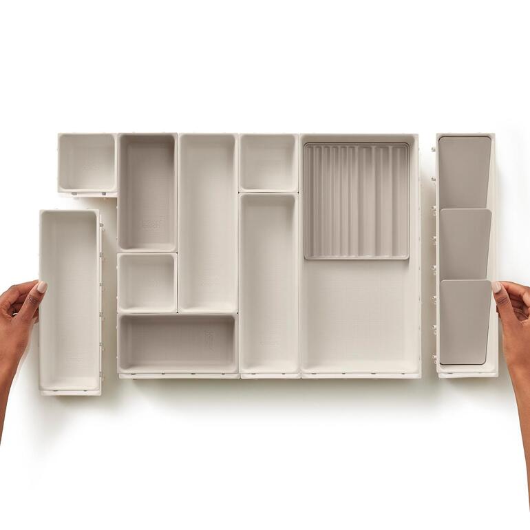 Organisez les 12 modules aux 5 tailles selon vos envies et vos besoins. Organisateur de maquillage modulaire de 12 pièces sur la table