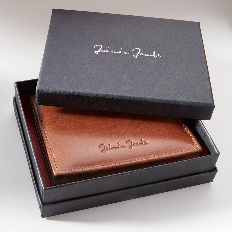 Portefeuille magique marron dans un élégant emballage cadeau.