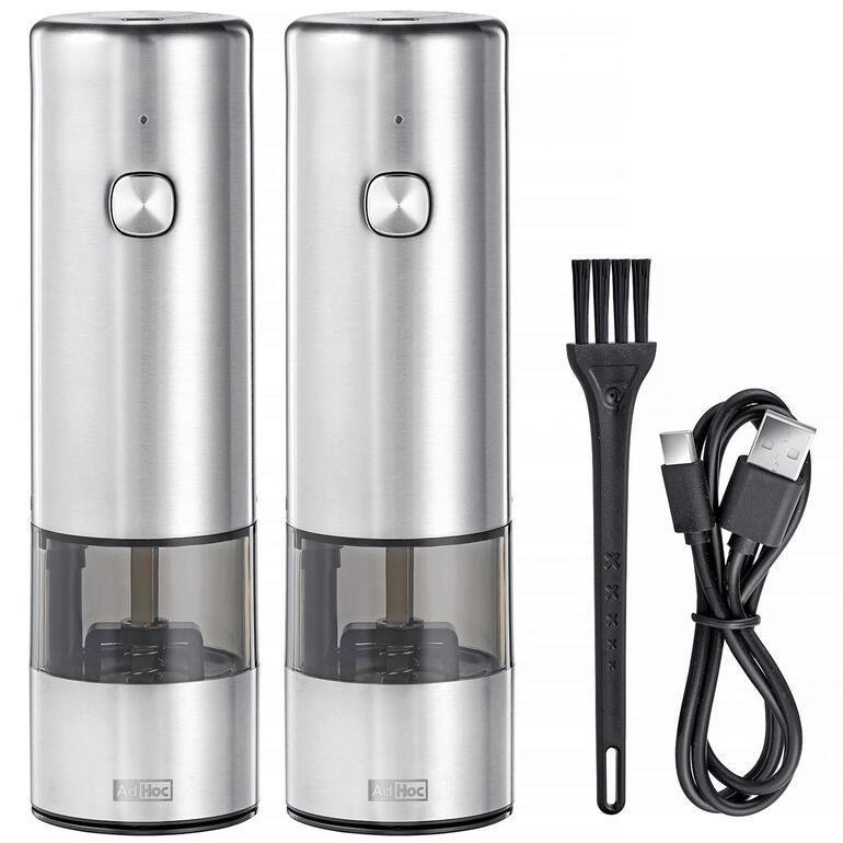 Deux moulins à épices à batterie avec câble USB et brosse côte à côte.
