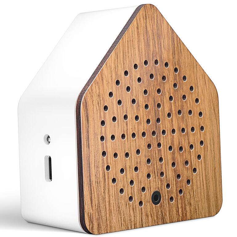 Utilisez le lot de 2 « Zirpybox » au choix avec un son mono ou stéréo. Zirpybox unique avec une façade en bois et un motif de trous sur fond blanc.