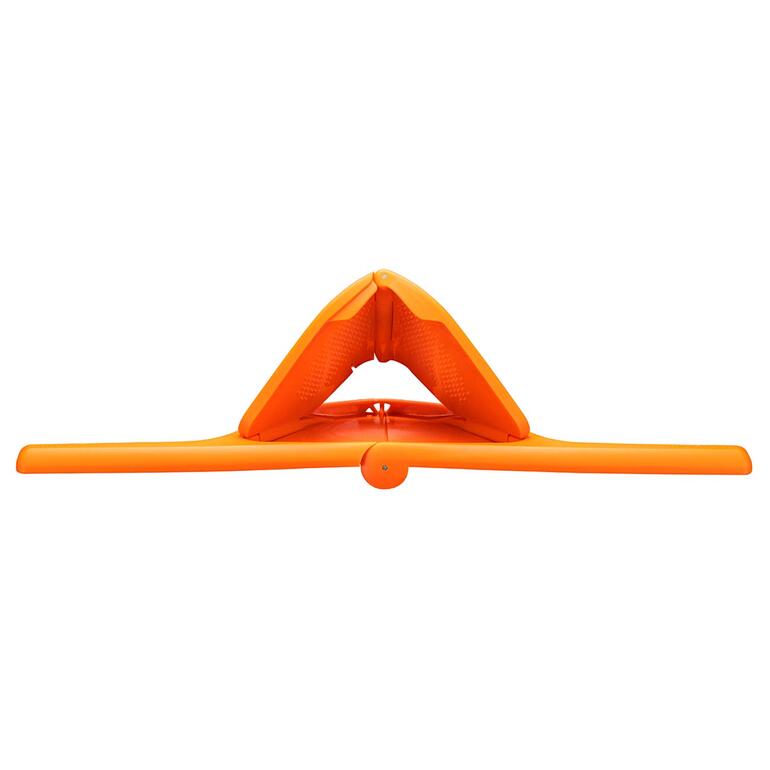 Presse-agrumes pliable en orange, compact et pratique.