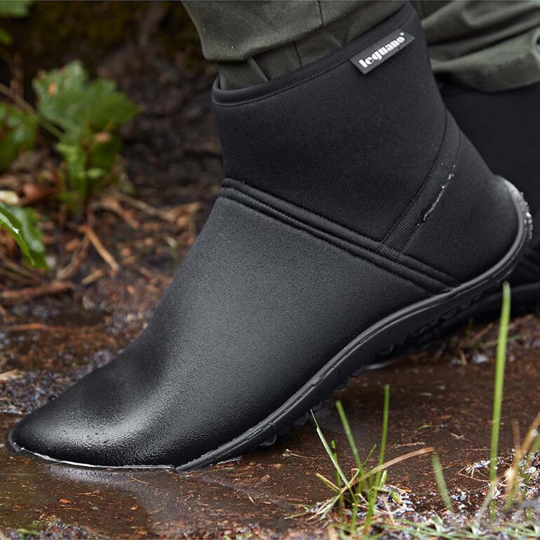 Les matériaux fonctionnels assurent une chaleur agréable tout en gardant une liberté de mouvements maximale – idéal pour la demi-saison. Jambe dans des bottes thermo glissantes leguano sur un sol mouillé
