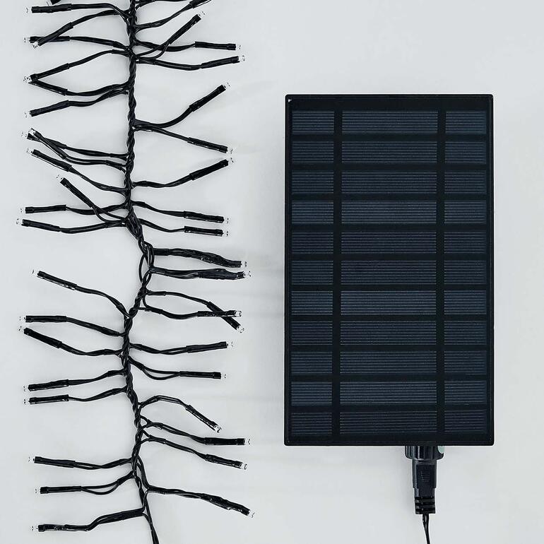 Une lumière luxuriante, alimentée par un panneau solaire très efficace. Guirlande lumineuse solaire et panneau solaire sur fond blanc.