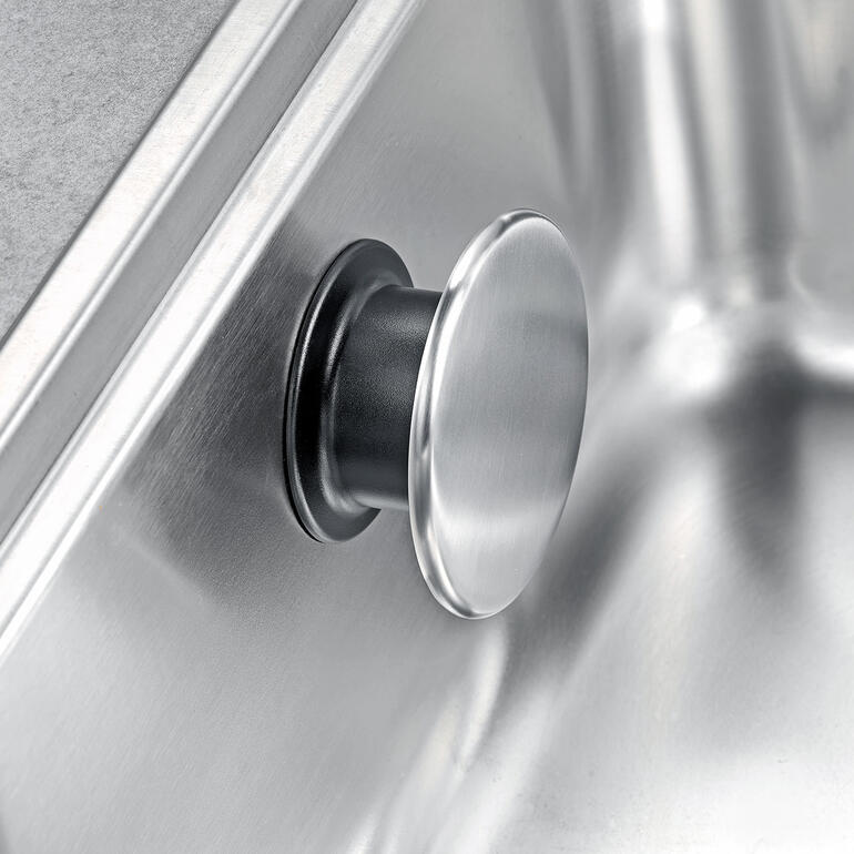 Rapidement fixé : il suffit juste d’appuyer, de tourner le bouton en acier inox et le tour est joué ! Gros plan sur le porte-éponges design avec finition en métal.