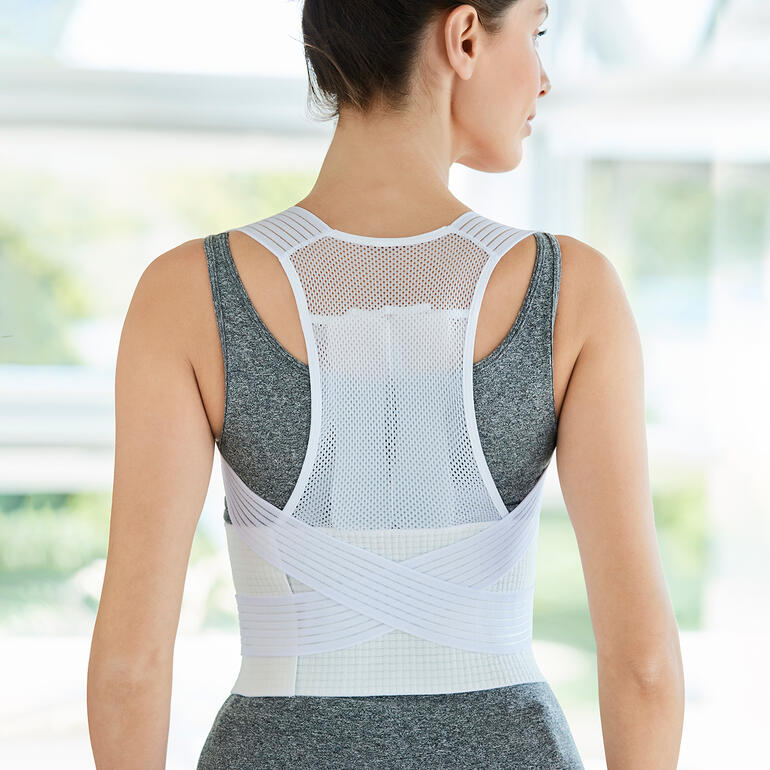 Femme portant un correcteur de posture universel montrant son dos.