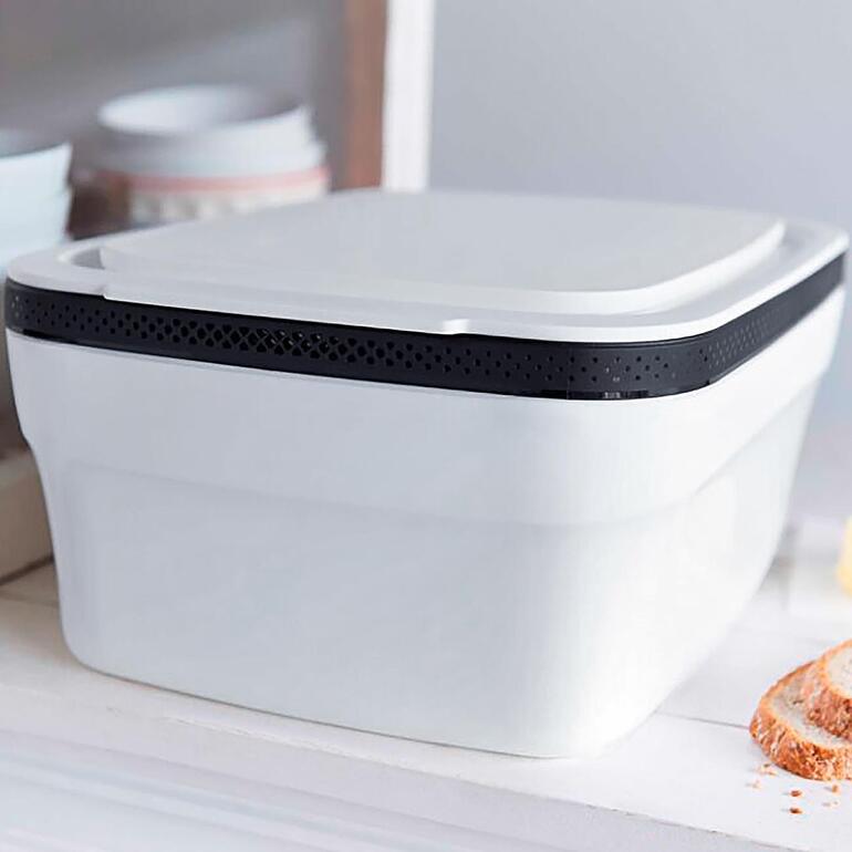 Qualité durable par Tupperware®, disponible en 2 tailles. Tupperware® BreadSmart fermé sur une étagère.