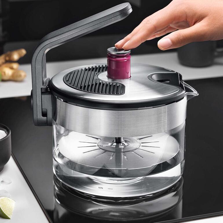 Bouilloire à induction en cours d'utilisation sur la cuisinière.