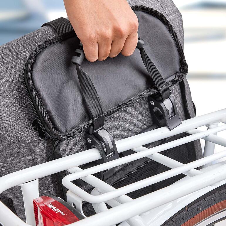 Sacoche de vélo étanche 4-en-1 Gros plan de la poignée de transport du sac à dos imperméable dans une main.
