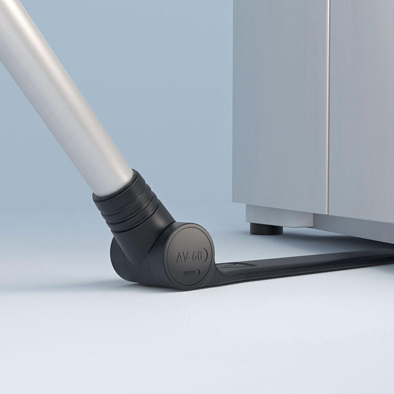 Buse d'aspiration ultra plate près d'un meuble.