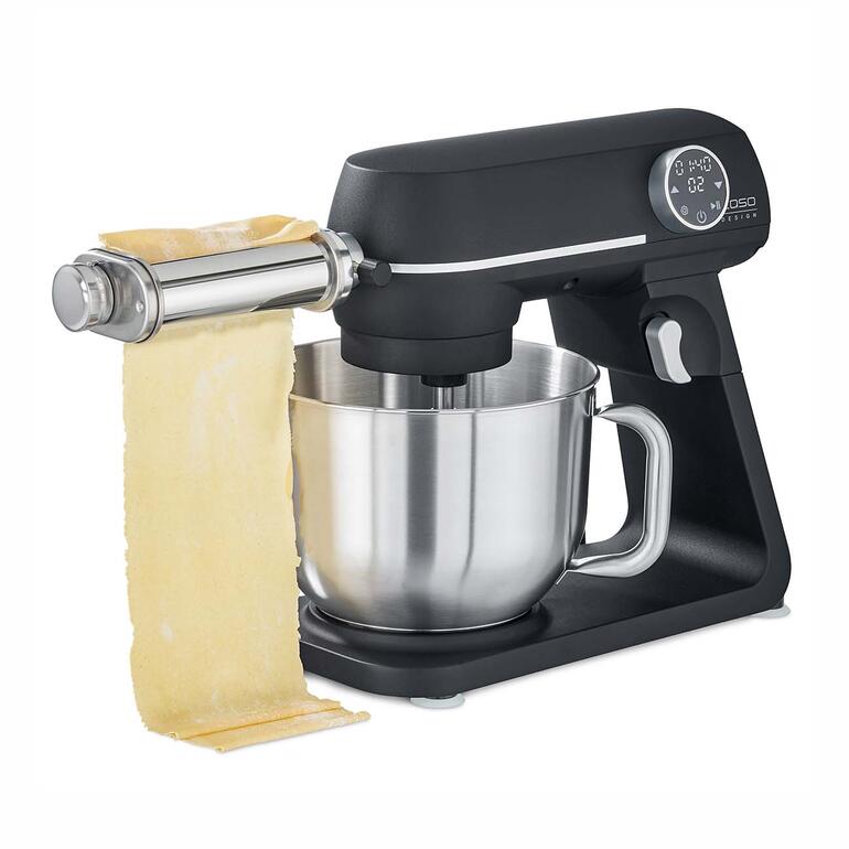 Rouleau à pâtes en action sur un robot de cuisine avec de la pâte fraîche.