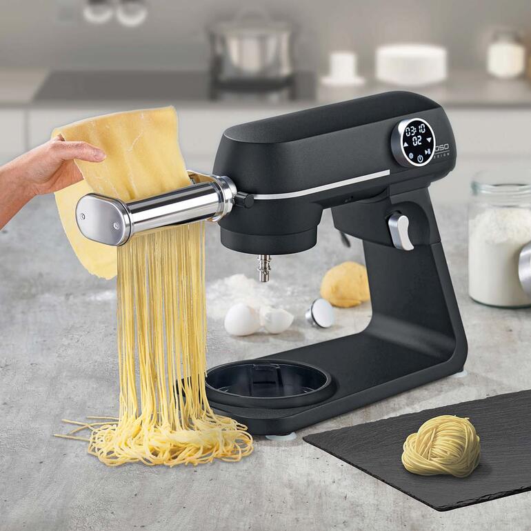 Coupe-spaghetti en action sur un robot de cuisine avec de la pâte fraîche.