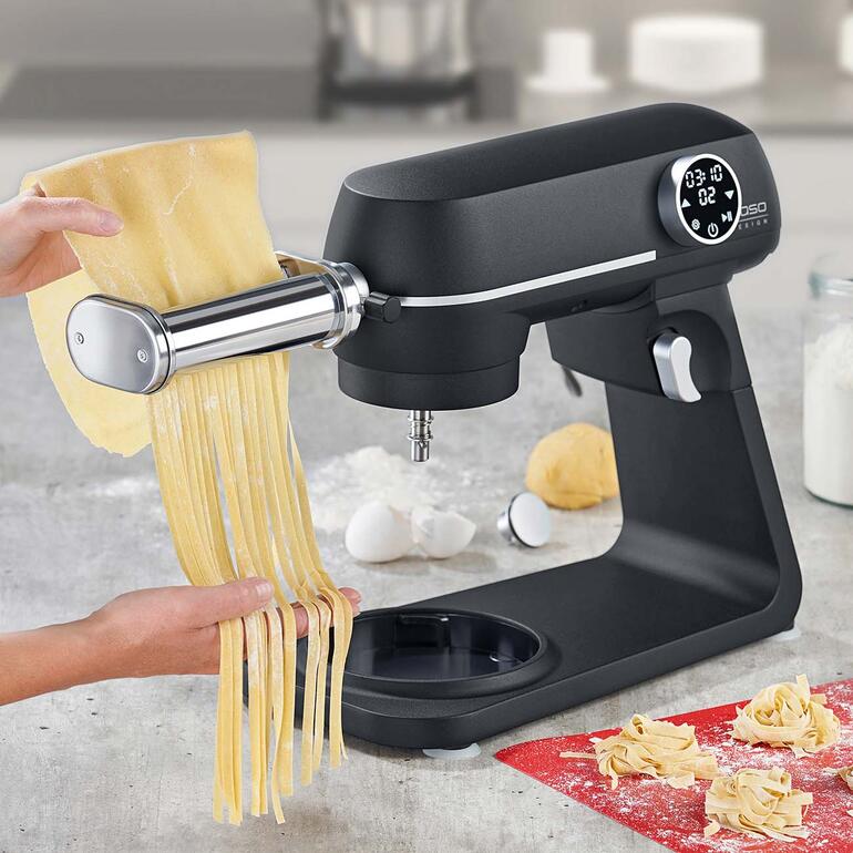 Machine de cuisine avec coupe-fettuccine, tirant des pâtes fraîches.
