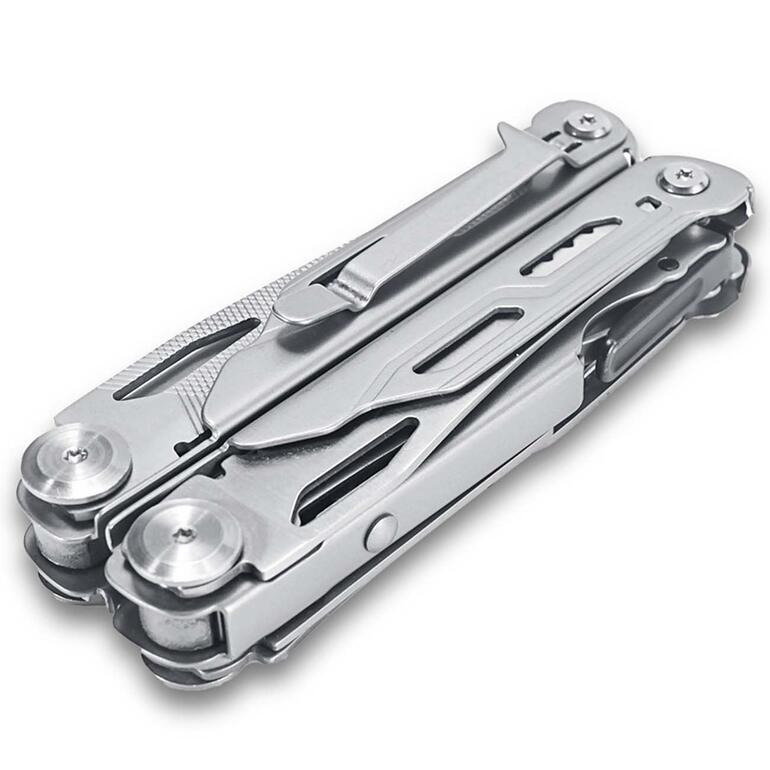 Cet outil de poche pratique et ne pesant que 260 g contient 18 (!) des outils les plus importants. Multitool 18-en-1 plié sur fond blanc.