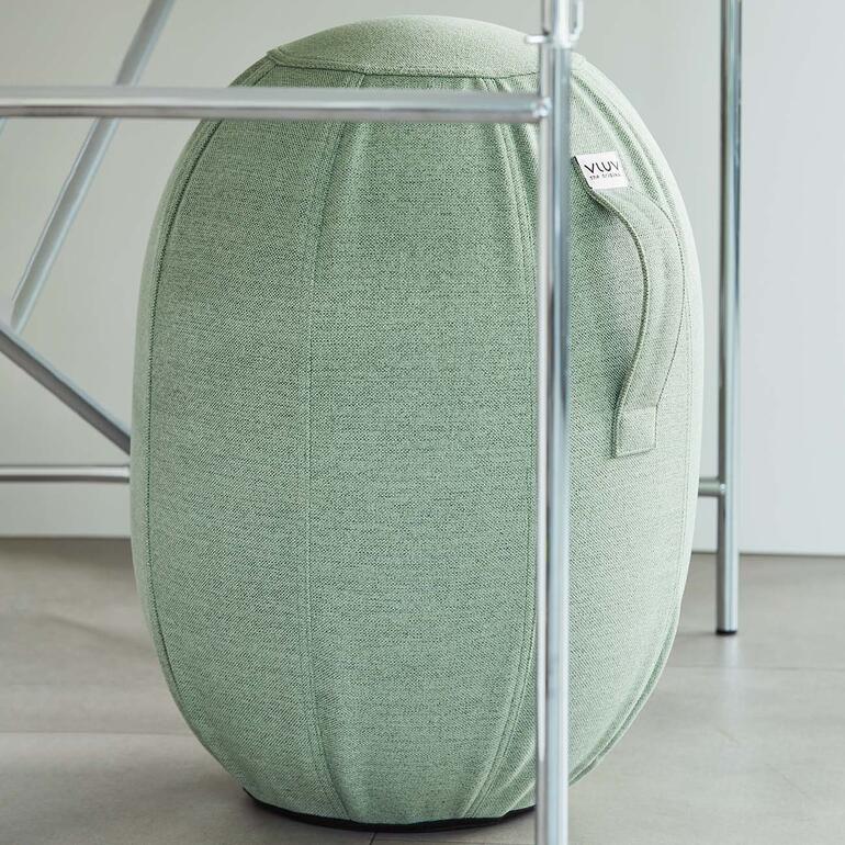 Le dynamisme d’assise d’un ballon classique mais élancé et économe en place comme un tabouret. Avec dragonne latérale pour un transport confortable. Tabouret d'équilibre gonflé à l'air vu d'un autre angle