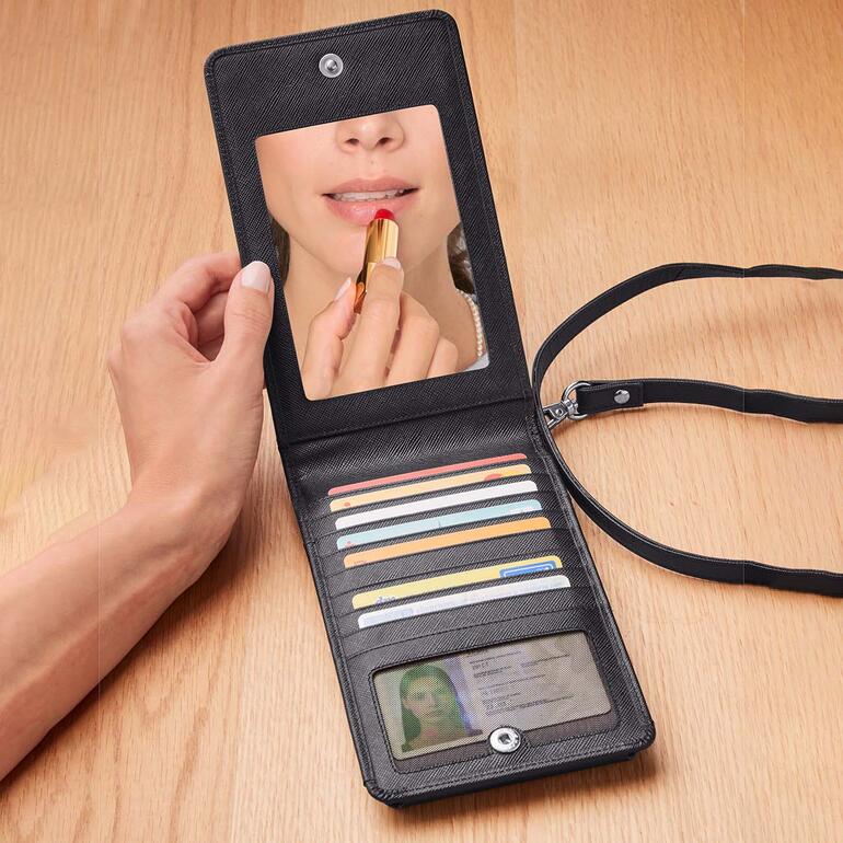 Les 8 compartiments sont parfaits pour ranger des cartes de crédit, une carte d’identité, un permis de conduire, de la monnaie … Et pour une remise en beauté rapide, il y a même un miroir intégré. Main ouvrant le sac crossbody pour smartphone avec miroir.