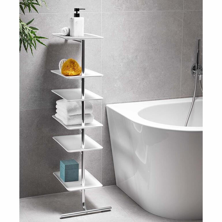 Étagère adossée avec des serviettes à côté d'une baignoire.
