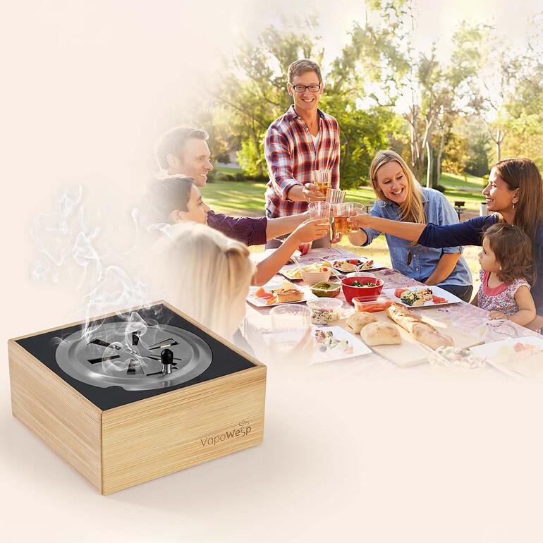 Boîte à fumée VapoWesp Starter-Set lors d'un barbecue avec des amis.