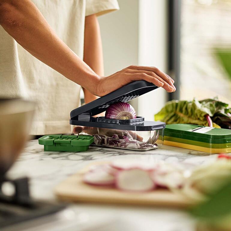 Coupe-légumes 4-en-1 utilisé dans la cuisine.
