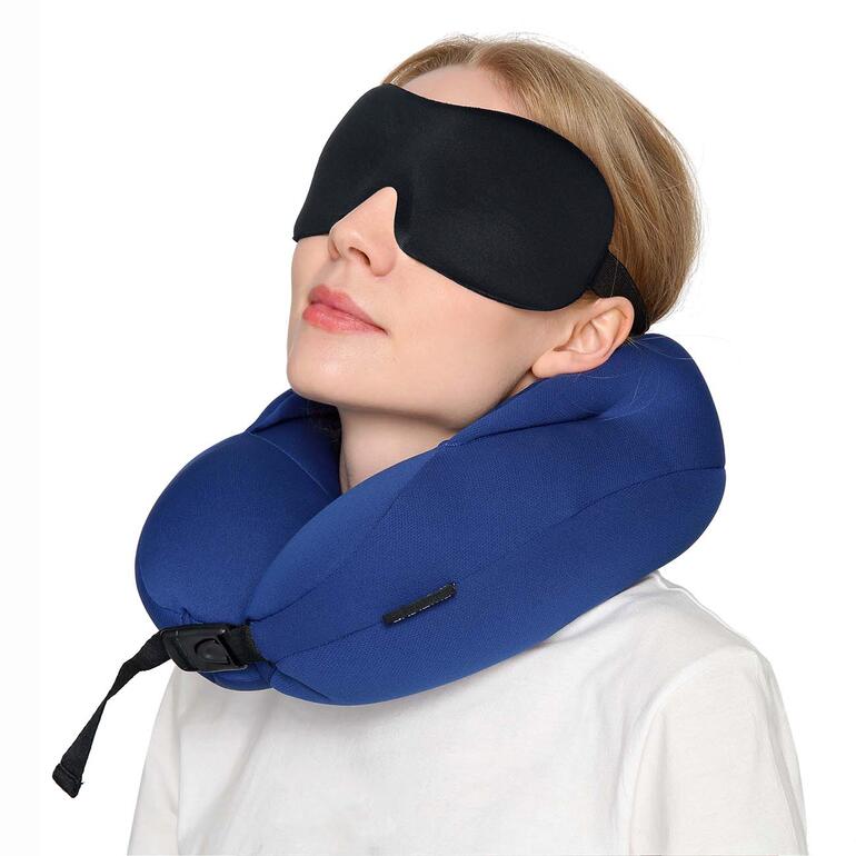 Femme portant un masque de sommeil contour 3D et un coussin de cou dans un avion