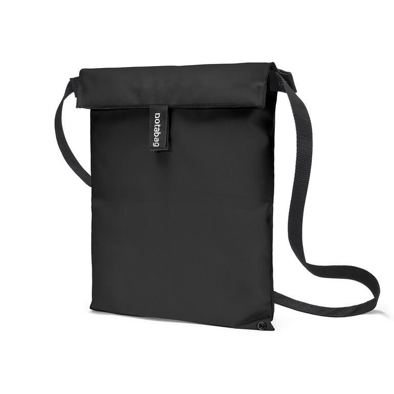 Noir Notabag Crossbody en noir, plié avec une bandoulière.