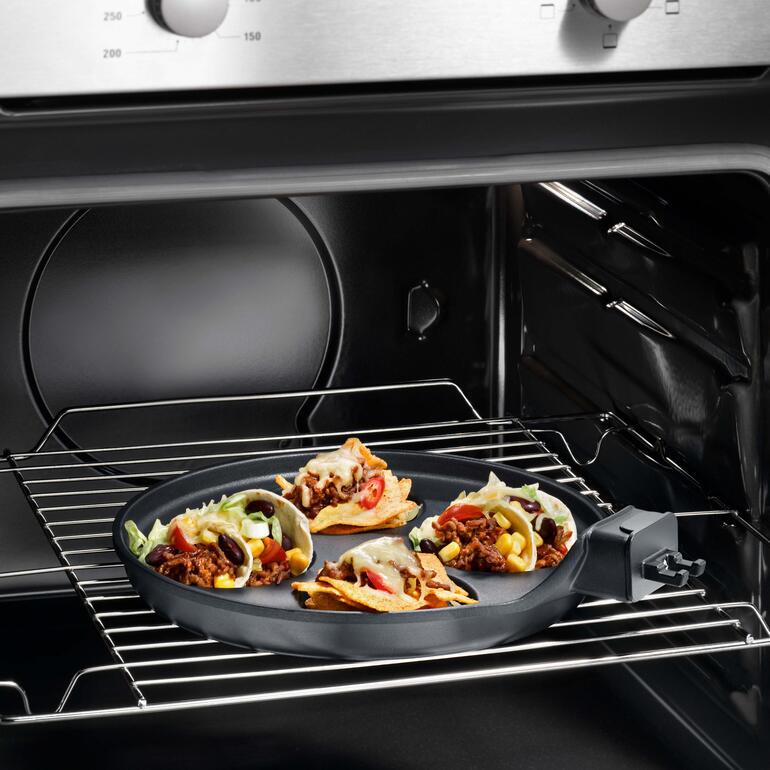 Également adaptée pour gratiner au four. Poêle dans le four avec garniture de taco