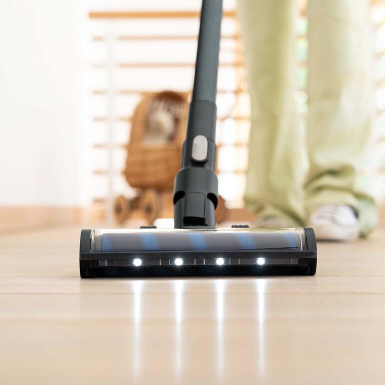 Aspirateur sans fil 2-en-1 S5+ Gros plan de la buse de l'aspirateur sur un sol.