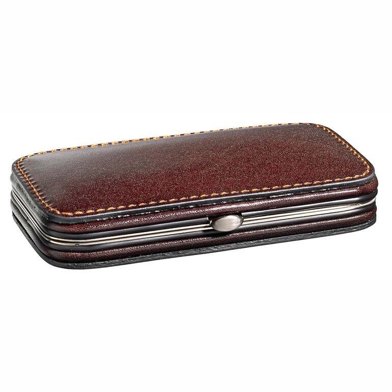 Tout est parfaitement rangé dans l’étui de 1,8 cm d’épaisseur avec un cadre en acier inox stable et fermant avec précision. Etui de manucure marron avec cinq outils