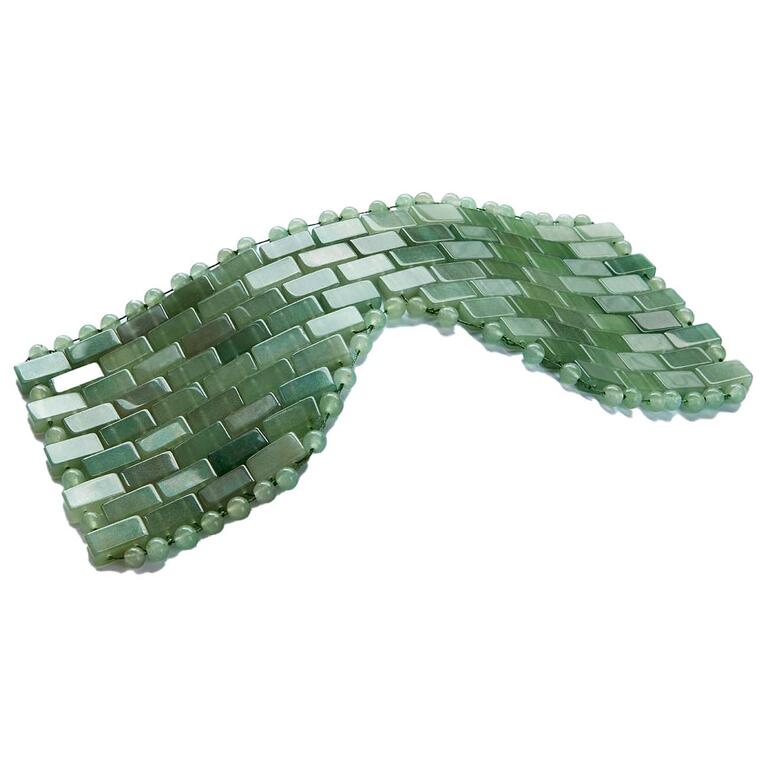 Le masque pour les yeux délicatement refroidissant, lisse comme du velours et en aventurine alignée de manière flexible. Masque pour les yeux en pierres précieuses rafraîchissantes en vert