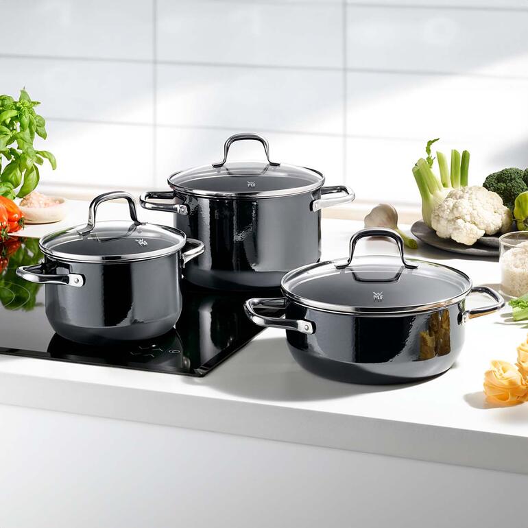Ensemble de casseroles WMF Fusiontec, collection de 3 pièces en noir dans une cuisine moderne.