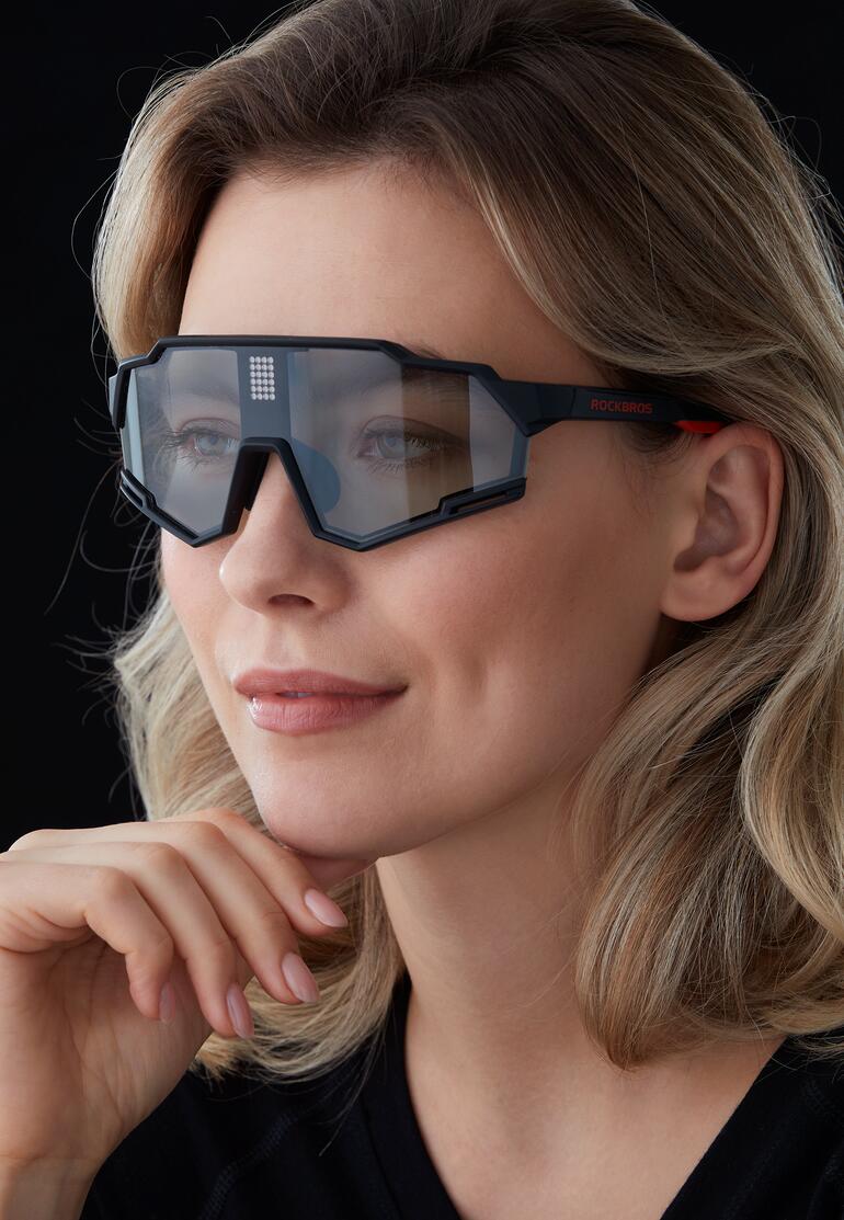 Les verres polarisés en TAC absorbent 100 % des rayons UV nocifs. Femme portant des lunettes de soleil LCD photochromiques dans un look à la mode.
