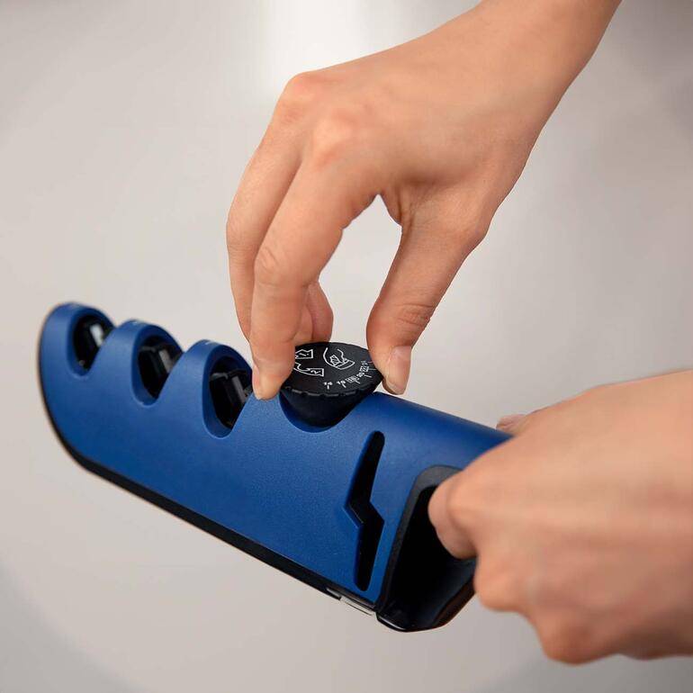 Il suffit de régler le bouton rotatif sur l’angle d’affûtage dont vous avez besoin individuellement (recommandations fournies*). Main d'un utilisateur ajustant l'affûteur avec un bouton rotatif
