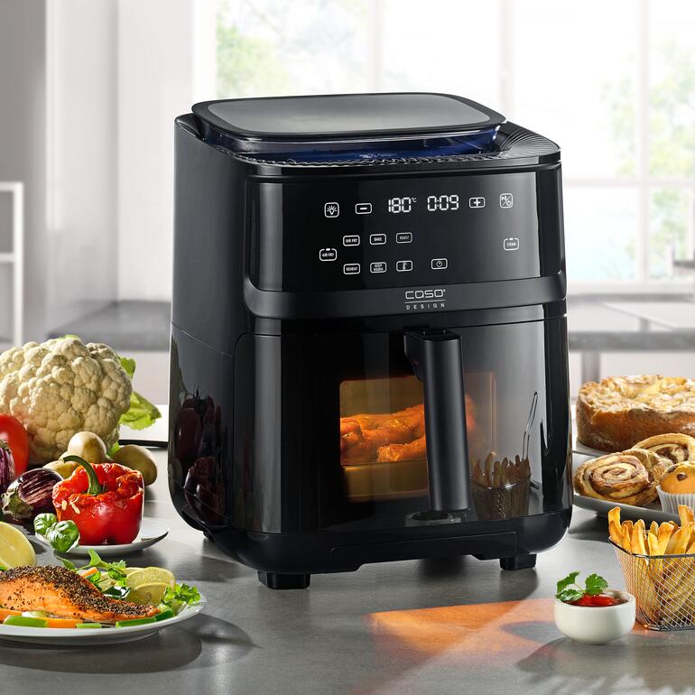 CASO AirFry & Steam 700 avec divers aliments.