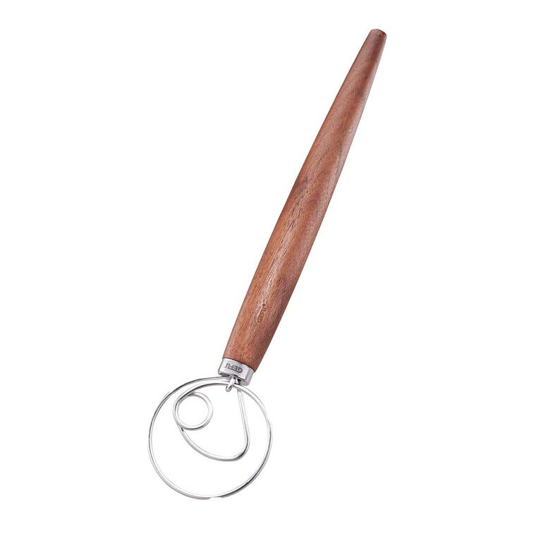 Avec un manche en bois de noyer extra long et des anneaux de différentes tailles en fil d’acier inox épais. Fouet danois avec un manche en bois sur un fond blanc.