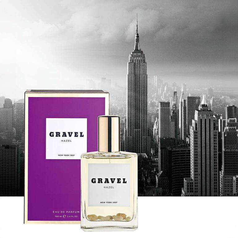 Eau de Parfum Gravel Hazel, 100 ml Gravel Hazel Eau de Parfum devant la skyline de New York.