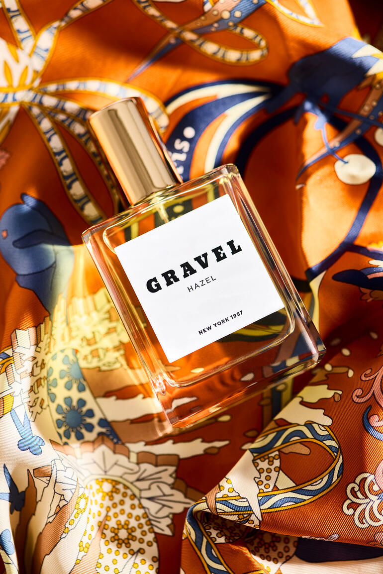 Gravel Hazel Eau de Parfum sur un tissu coloré
