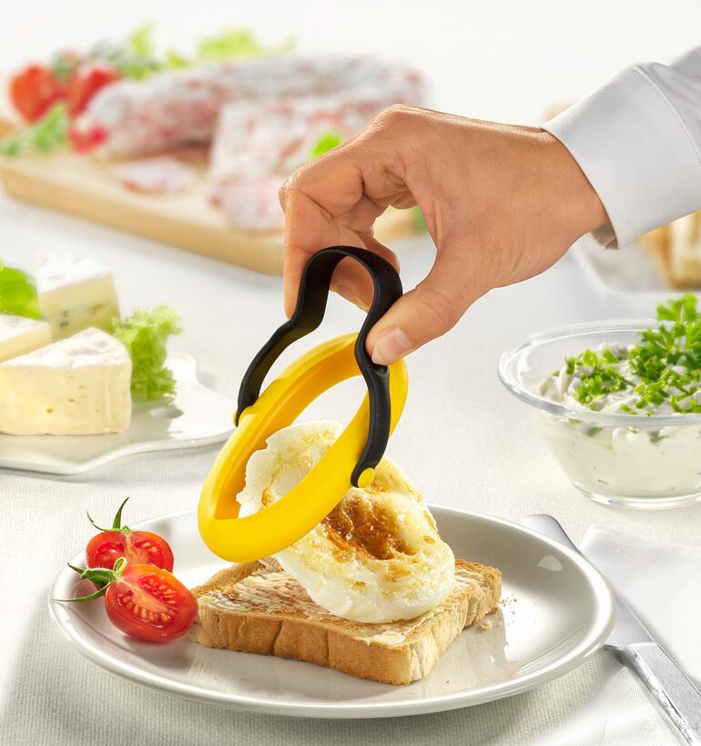 Serrez les poignées en nylon l’une contre l’autre et l’œuf au plat glisse directement sur une assiette, un toast (etc.) sans coller. Moule à œuf au plat utilisée pour servir un œuf au plat sur du pain grillé.