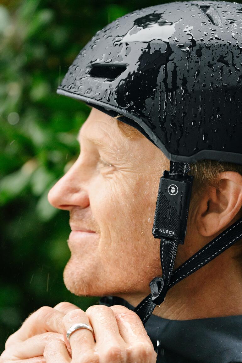 Homme portant un casque élégant et un système d'intercom pour cyclistes.