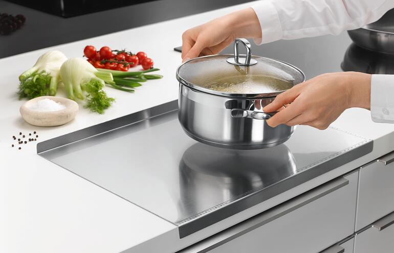 Parfait également pour déposer une plaque de four ou une casserole brûlante … Personne soulève une casserole d'eau bouillante sur un plan de travail en acier inoxydable
