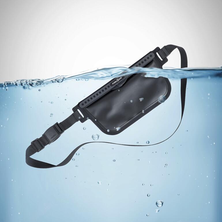 Sacoche à bandoulière HERMETIC Sac étanche noir flottant dans l'eau, avec des bulles visibles sous l'eau.