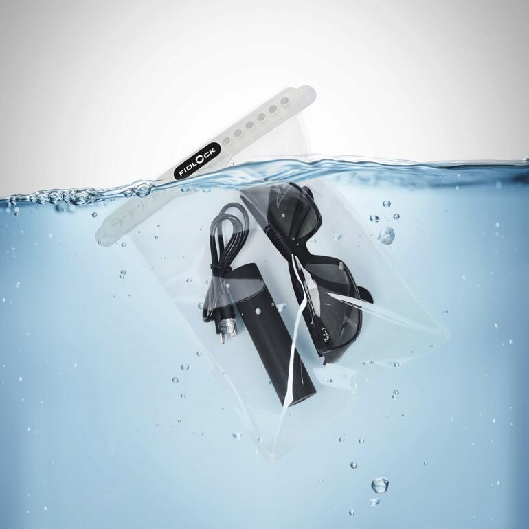 Sac étanche transparent avec un câble et des lunettes dans l'eau.